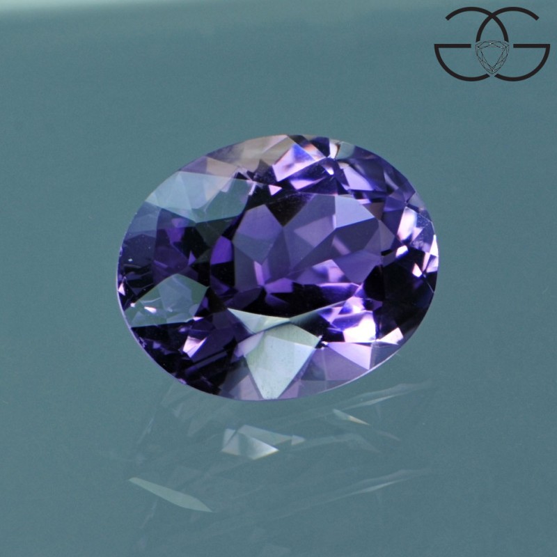 Diamante giallo a forma di cuore su pietra viola grezza ametista in il  mezzo delle gemme azzurre del cielo grezze Foto stock - Alamy